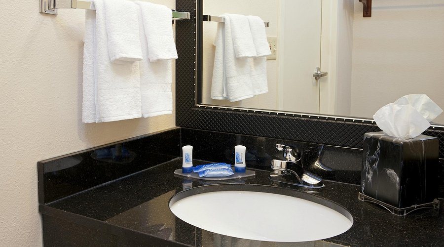 Fairfield by Marriott Inn Suites Bloomington — Bathroom