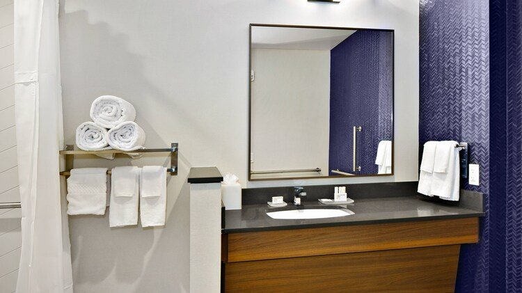 Fairfield by Marriott Inn Suites Boca Raton — Bathroom