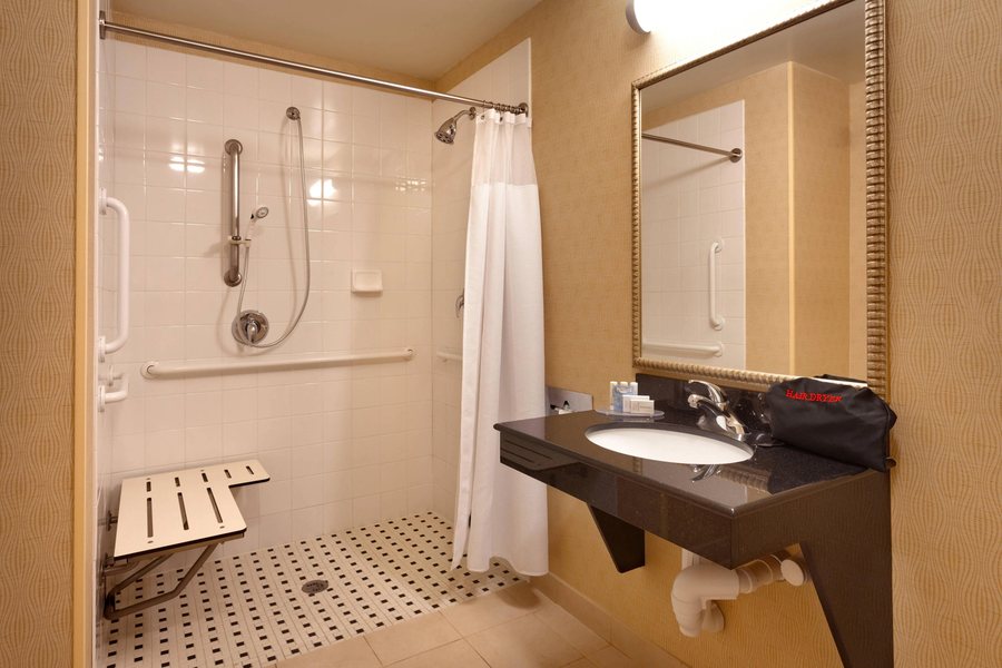 Fairfield by Marriott Inn Suites Boise Nampa — Bathroom