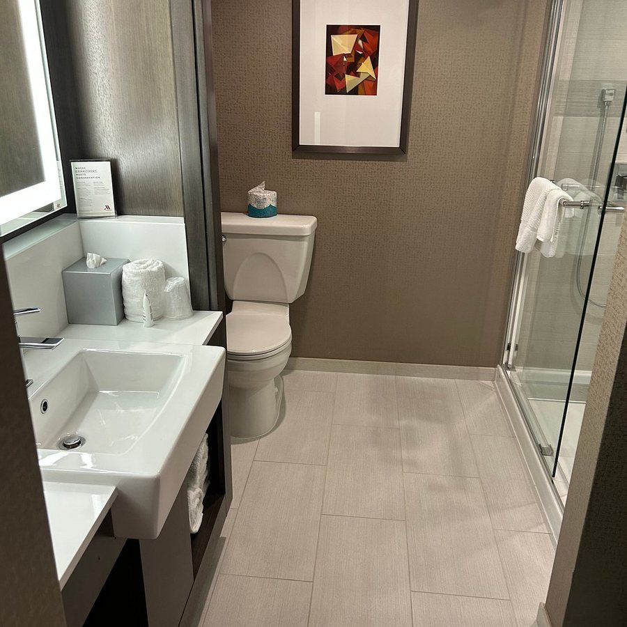 Fairfield by Marriott Inn Suites Boston Cambridge — Bathroom