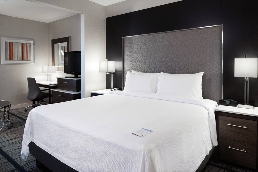 Fairfield by Marriott Inn Suites Boston Cambridge — Guest room