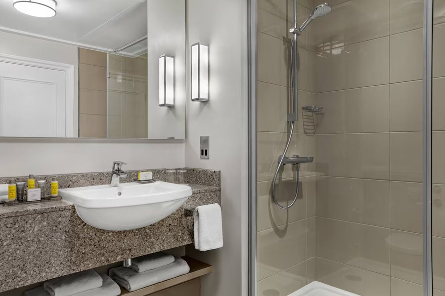 Fairfield by Marriott Inn Suites Bristol — Bathroom