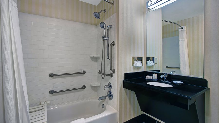 Fairfield by Marriott Inn Suites Carlsbad — Bathroom