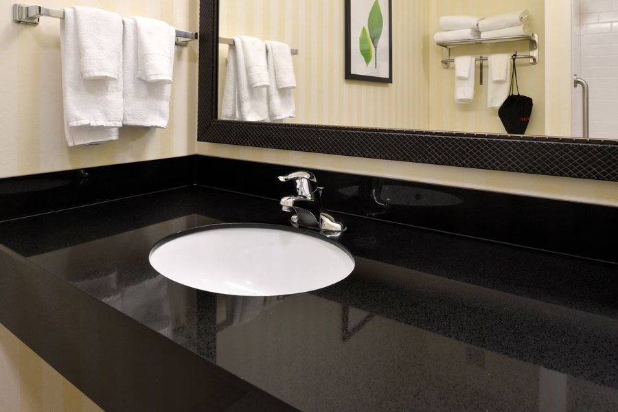 Fairfield by Marriott Inn Suites Cedar Rapids — Bathroom
