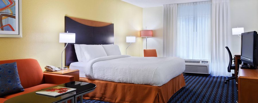 Fairfield by Marriott Inn Suites Charlotte Arrowood — Guest room