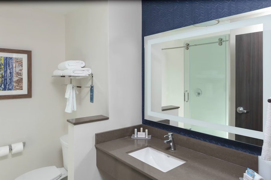 Fairfield by Marriott Inn Suites Charlotte Uptown — Bathroom