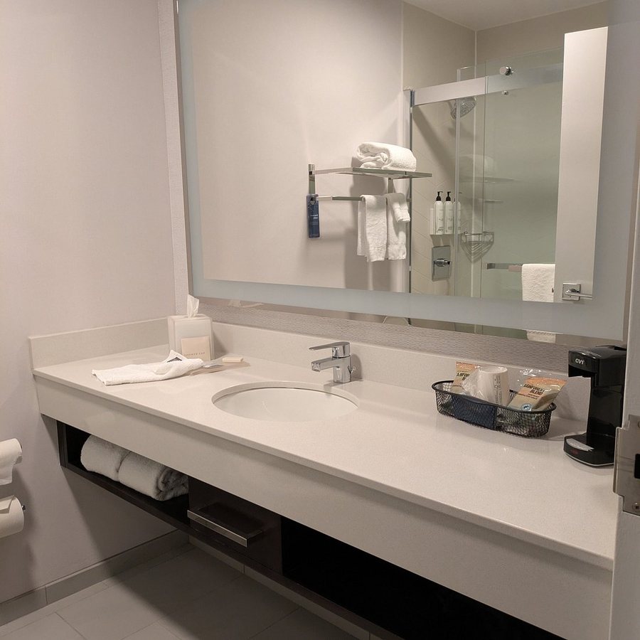 Fairfield by Marriott Inn Suites Chicago Downtown River North — Bathroom