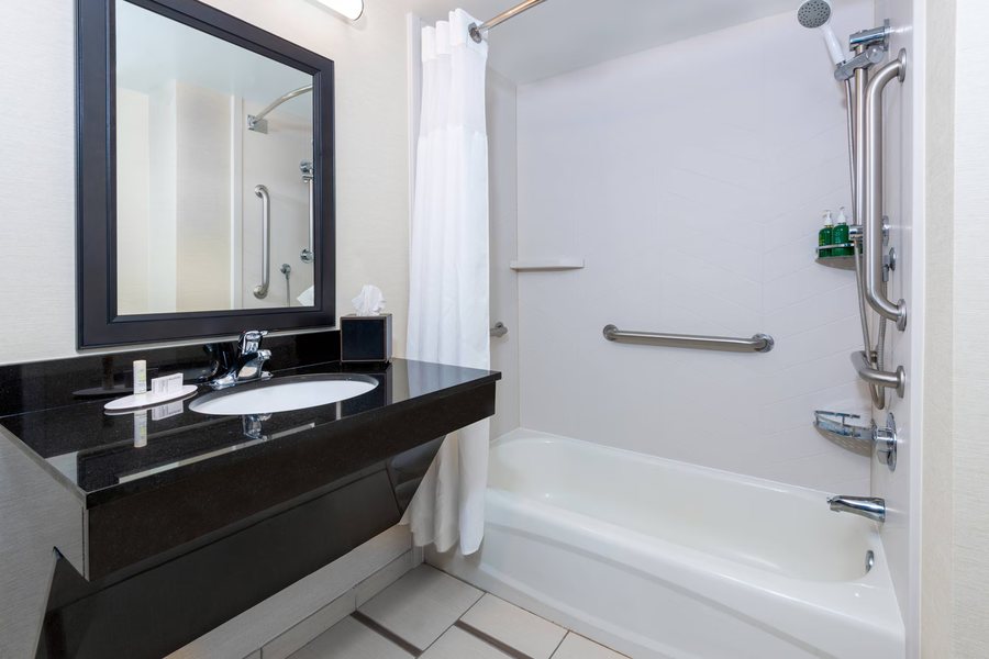 Fairfield by Marriott Inn Suites Clearwater Beach — Bathroom
