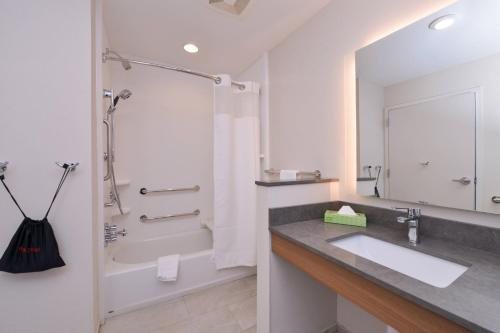 Fairfield by Marriott Inn Suites Columbus Grove City — Bathroom