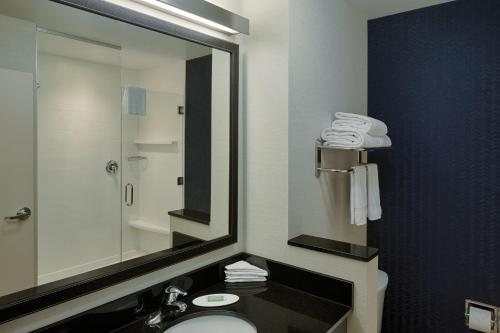 Fairfield by Marriott Inn Suites Columbus IN — Bathroom