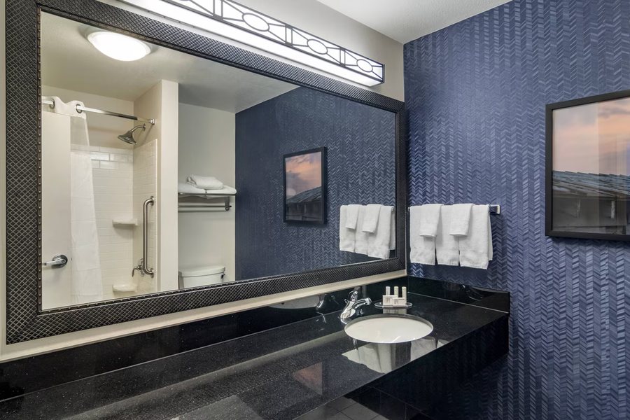 Fairfield by Marriott Inn Suites Commerce — Bathroom