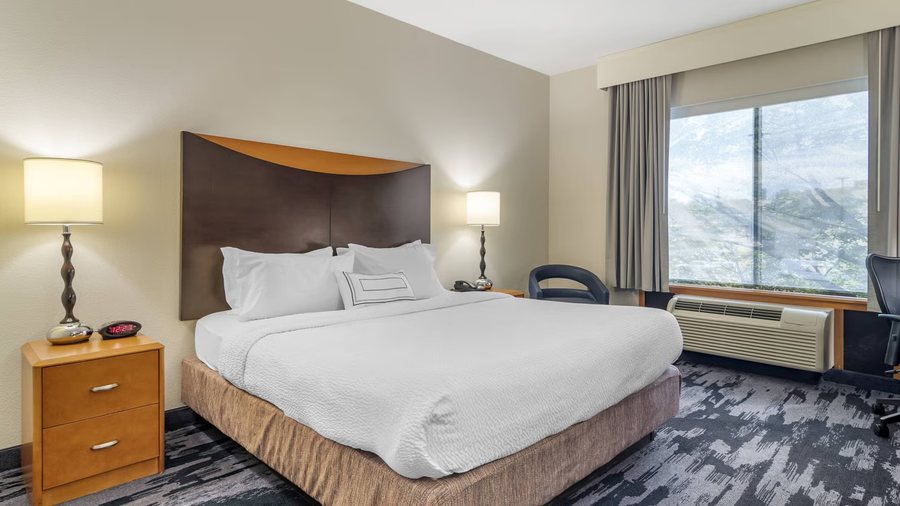 Fairfield by Marriott Inn Suites Commerce — Guest room