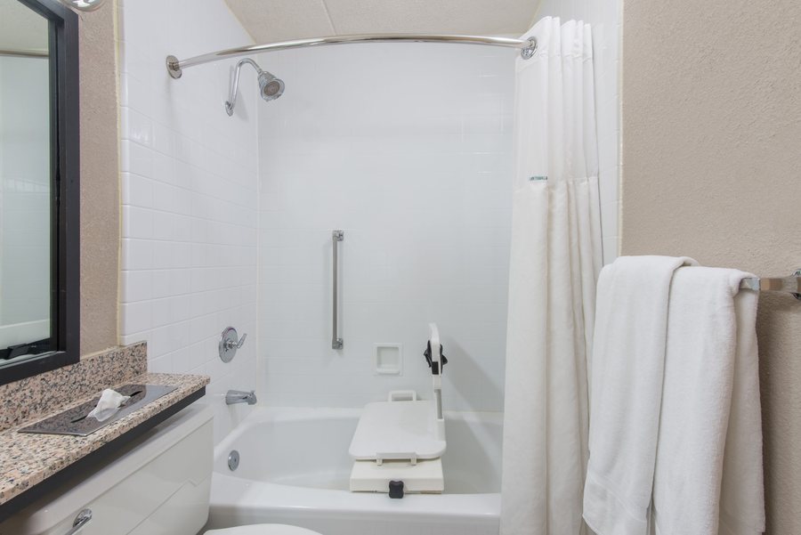 Fairfield by Marriott Inn Suites Cumberland — Bathroom