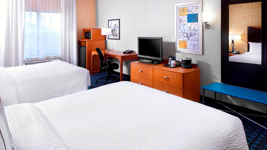 Fairfield by Marriott Inn Suites Cumberland — Guest room