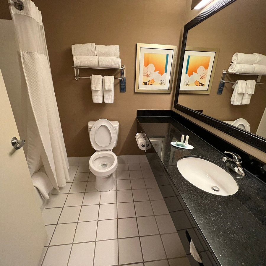 Fairfield by Marriott Inn Suites Dallas DFW Airport North Irving — Bathroom
