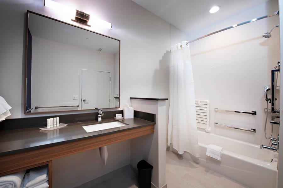 Fairfield by Marriott Inn Suites Dayton Downtown Dayton Ohio — Bathroom