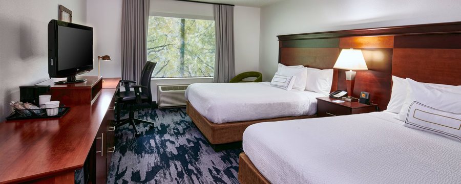 Fairfield by Marriott Inn Suites Detroit Livonia — Guest room