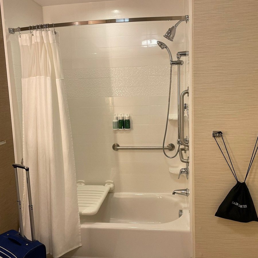 Fairfield by Marriott Inn Suites Dover — Bathroom