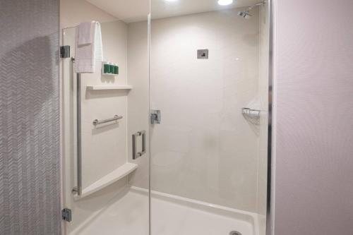 Fairfield by Marriott Inn Suites Edmond — Bathroom