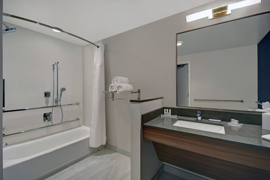 Fairfield by Marriott Inn Suites Emporia — Bathroom