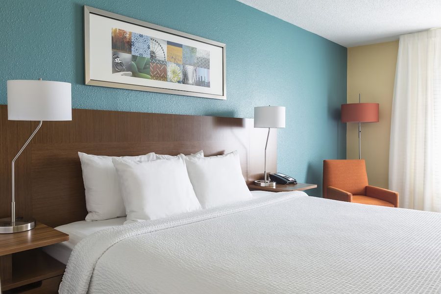 Fairfield by Marriott Inn Suites Emporia — Guest room