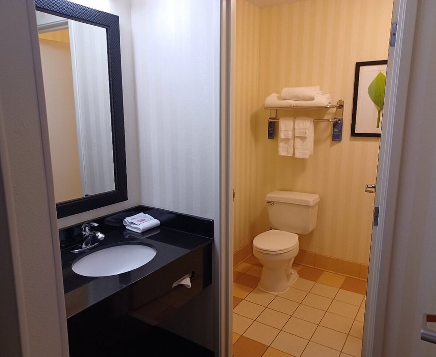 Fairfield by Marriott Inn Suites Emporia I 95 — Bathroom