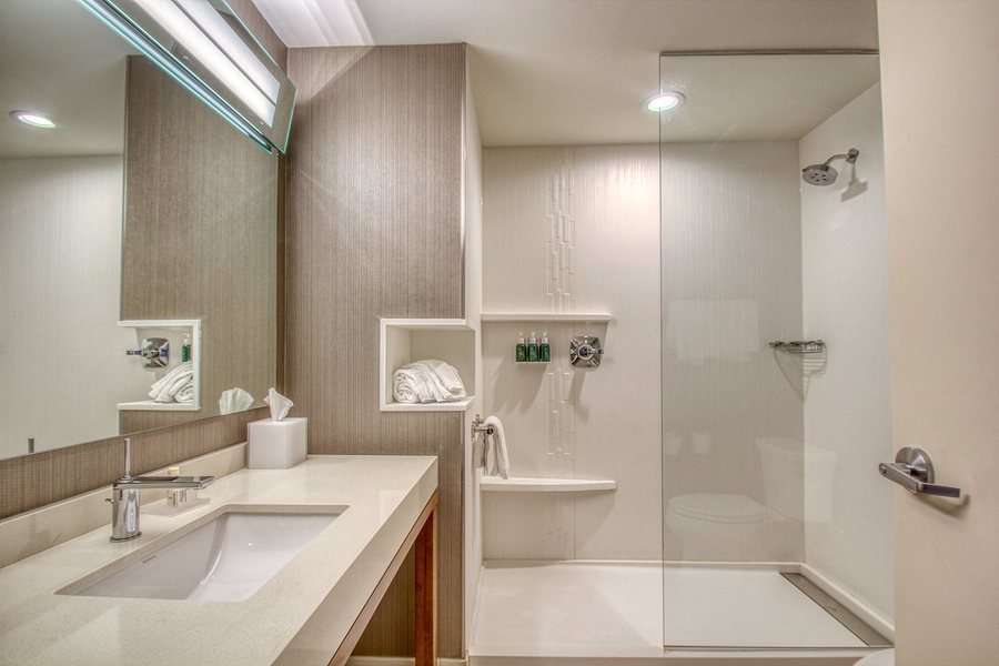 Fairfield by Marriott Inn Suites Fargo — Bathroom