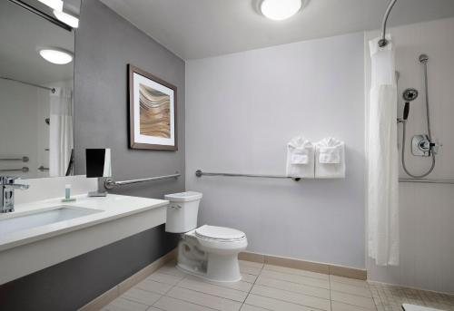 Fairfield by Marriott Inn Suites Fort Myers Cape Coral — Bathroom