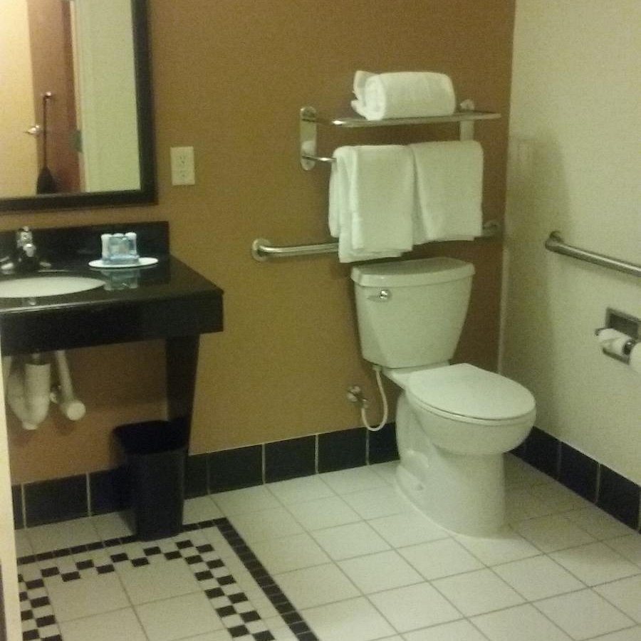 Fairfield by Marriott Inn Suites Fort Wayne — Bathroom