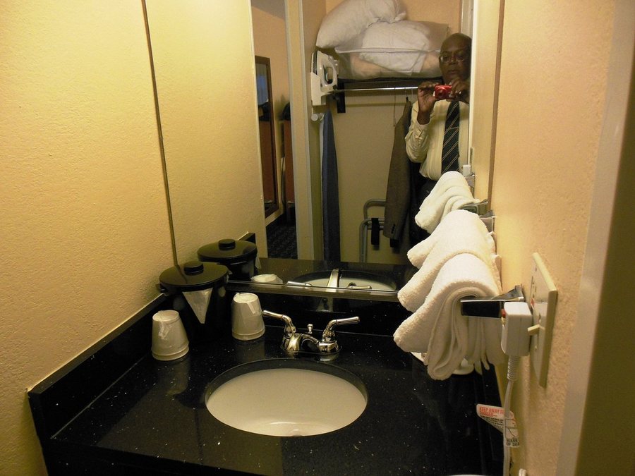 Fairfield by Marriott Inn Suites Fredericksburg — Bathroom