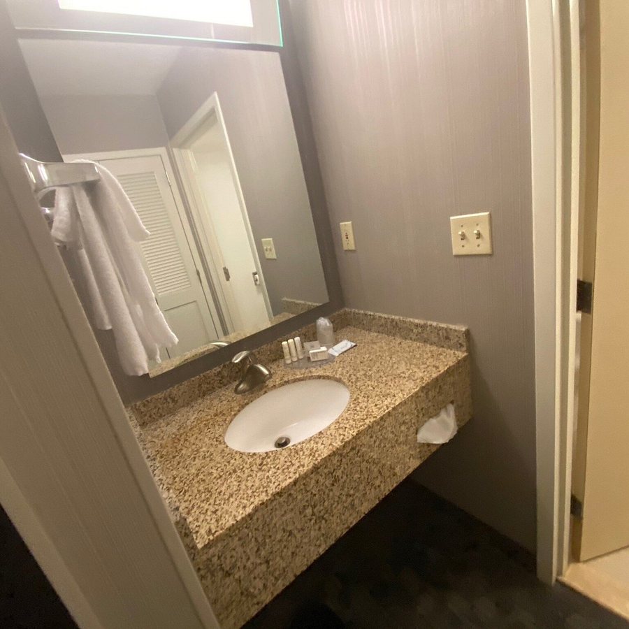 Fairfield by Marriott Inn Suites Grand Rapids Airport — Bathroom