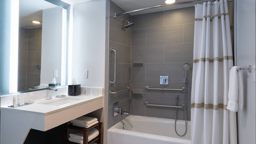 Fairfield by Marriott Inn Suites Greensboro Wendover — Bathroom