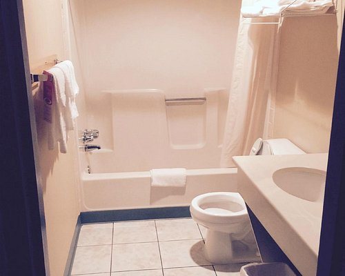 Fairfield by Marriott Inn Suites Hazleton — Bathroom