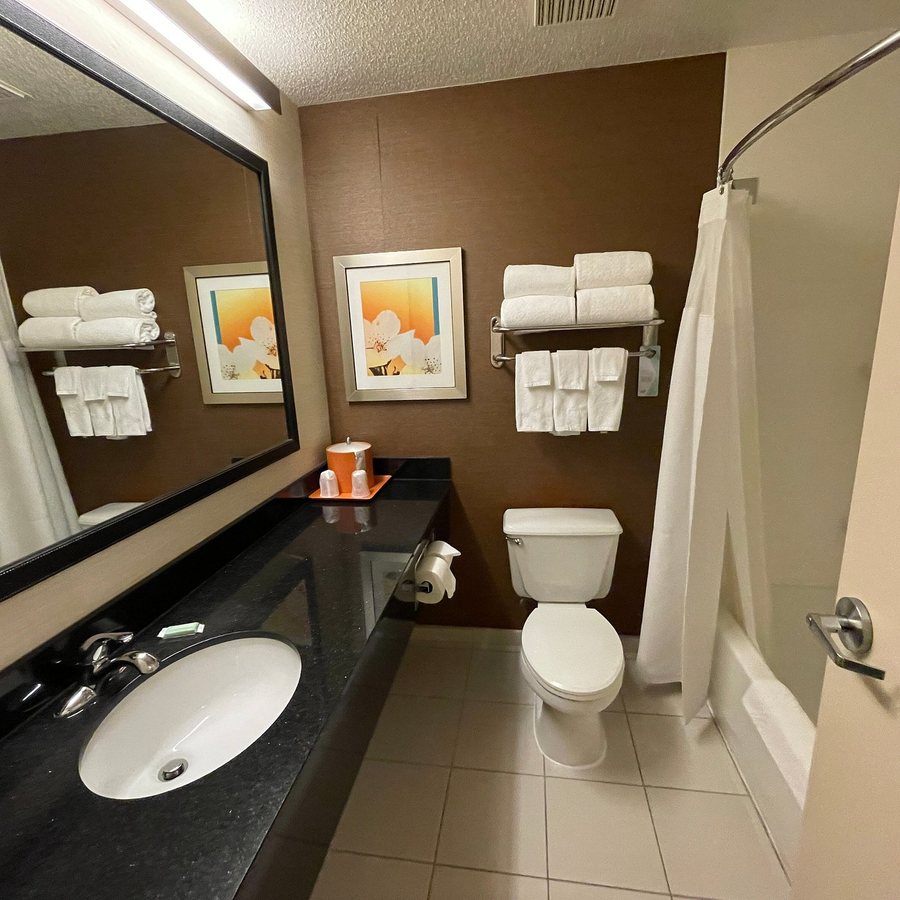 Fairfield by Marriott Inn Suites Holland — Bathroom