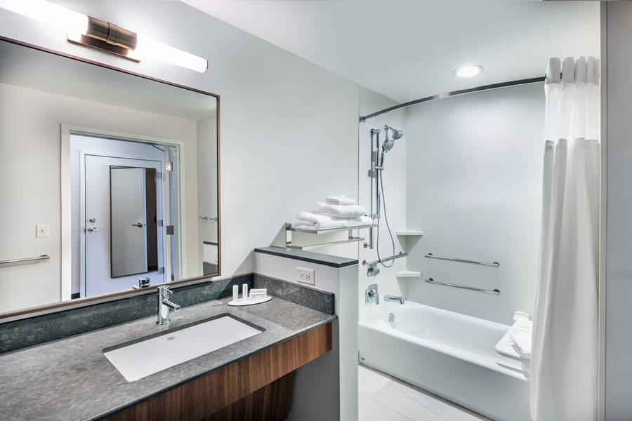 Fairfield by Marriott Inn Suites Houston Hobby Airport — Bathroom