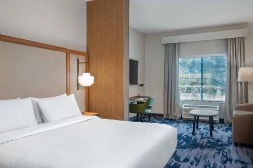 Fairfield by Marriott Inn Suites Indianapolis Airport — Guest room