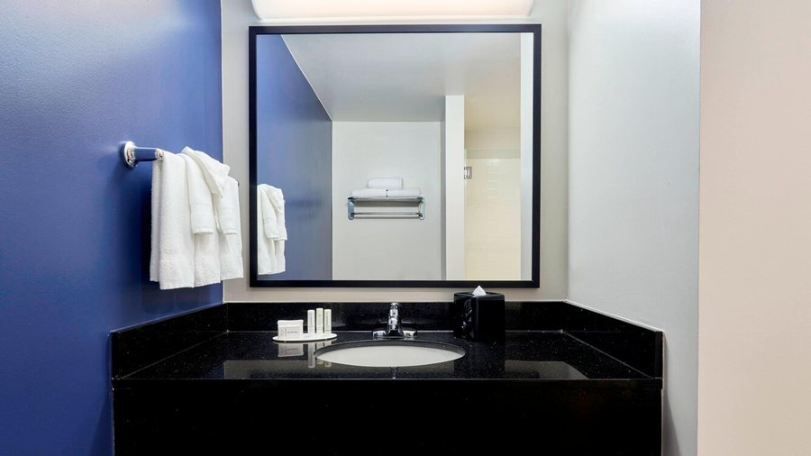 Fairfield by Marriott Inn Suites Indianapolis Downtown — Bathroom