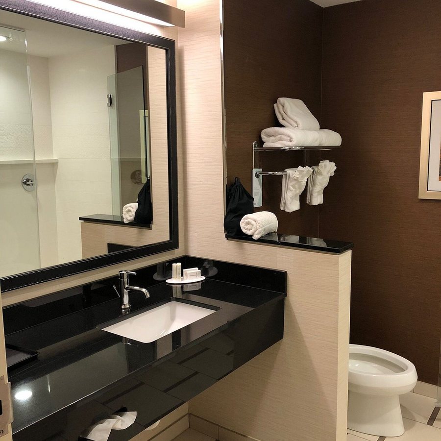 Fairfield by Marriott Inn Suites Jackson — Bathroom