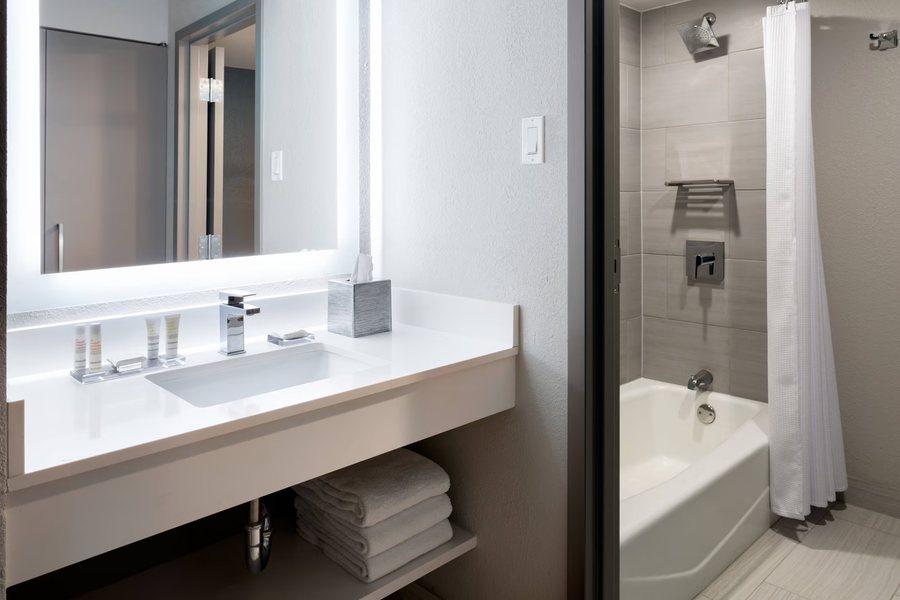Fairfield by Marriott Inn Suites Jacksonville West Chaffee Point — Bathroom
