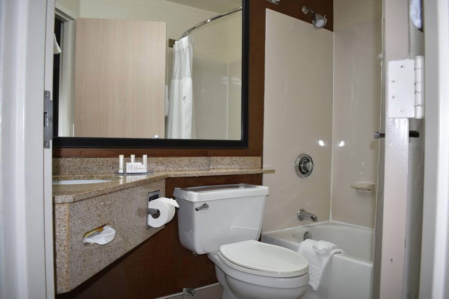 Fairfield by Marriott Inn Suites Kansas City Airport — Bathroom
