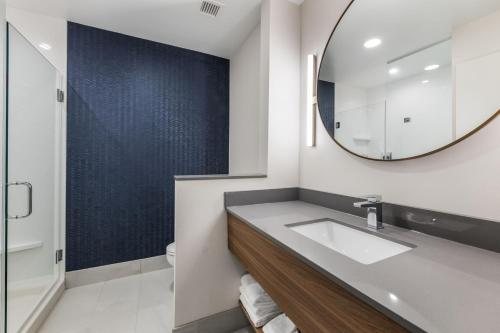 Fairfield by Marriott Inn Suites Knoxville Lenoir City I 75 — Bathroom