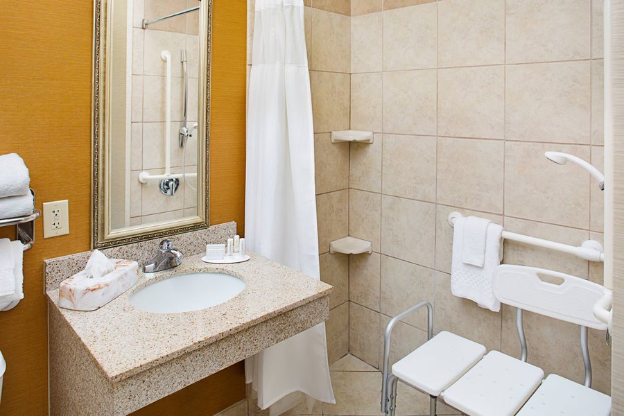 Fairfield by Marriott Inn Suites Lafayette South — Bathroom