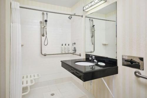 Fairfield by Marriott Inn Suites Laramie — Bathroom