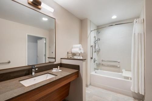 Fairfield by Marriott Inn Suites Lexington East I 75 — Bathroom