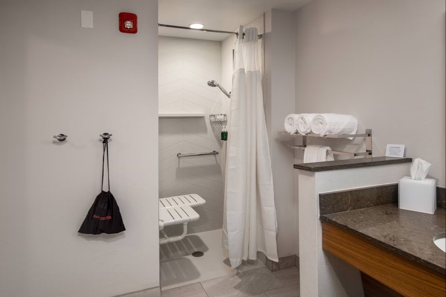 Fairfield by Marriott Inn Suites Little Rock Airport — Bathroom
