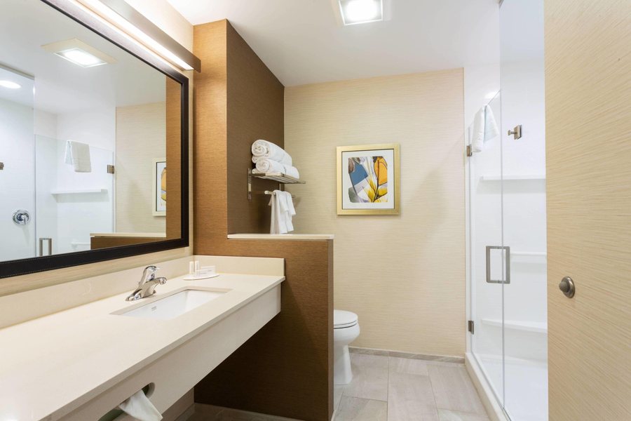Fairfield by Marriott Inn Suites Los Angeles Rosemead — Bathroom