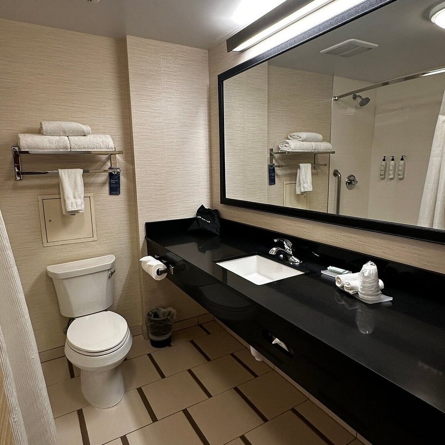 Fairfield by Marriott Inn Suites Los Angeles West Covina — Bathroom