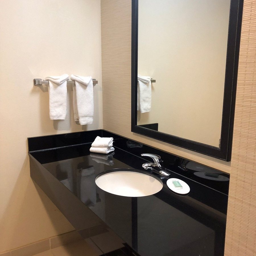 Fairfield by Marriott Inn Suites Louisville Downtown — Bathroom