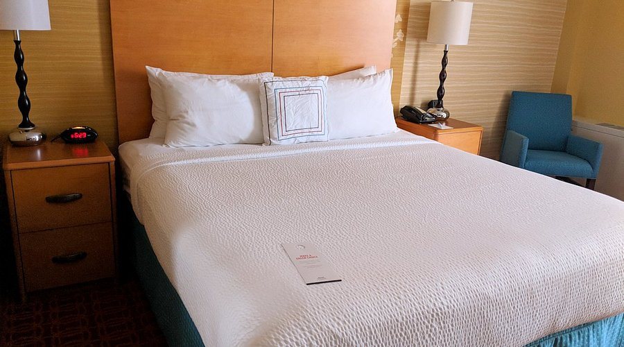 Fairfield by Marriott Inn Suites Louisville Downtown — Guest room