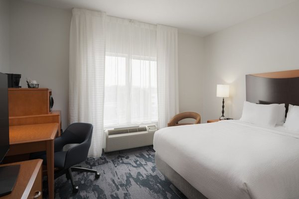 Fairfield by Marriott Inn Suites Louisville East — Guest room